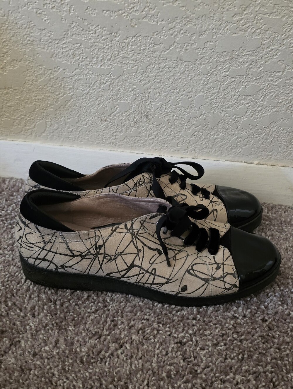 Beautifeel Women Casual Black & Cream Scribble Lace-Up Women’s Sneakers Size 38